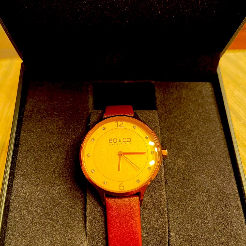 Women leather strap watch